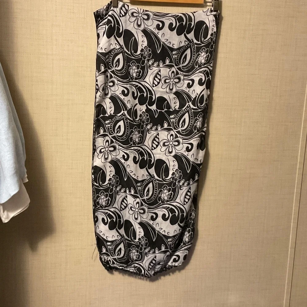 Elegant Black and White Paisley Scarf